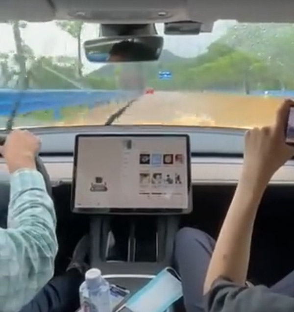 கப்பலையே தோற்கடிச்சிரும் போல! எல்லா காரும் ஸ்ட்ரக்காகி நிற்க ஒன்னு மட்டும் நிற்கவே இல்ல! என்ன காருங்க அது?