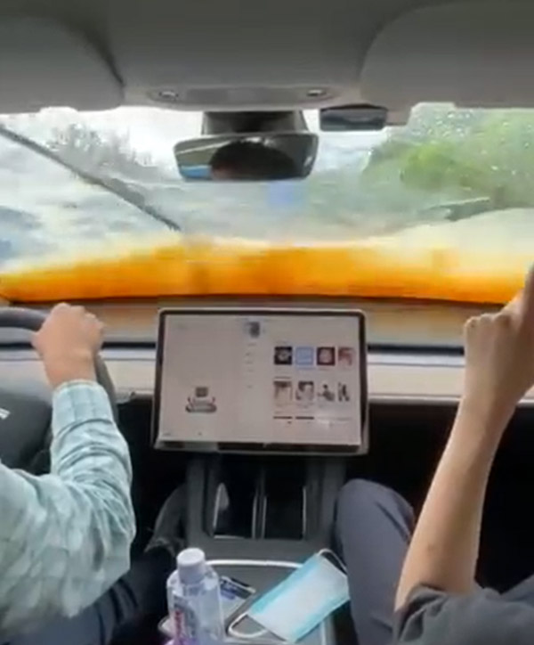 கப்பலையே தோற்கடிச்சிரும் போல! எல்லா காரும் ஸ்ட்ரக்காகி நிற்க ஒன்னு மட்டும் நிற்கவே இல்ல! என்ன காருங்க அது?