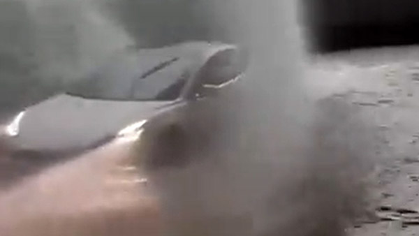 கப்பலையே தோற்கடிச்சிரும் போல! எல்லா காரும் ஸ்ட்ரக்காகி நிற்க ஒன்னு மட்டும் நிற்கவே இல்ல! என்ன காருங்க அது?