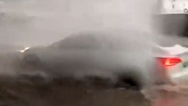 கப்பலையே தோற்கடிச்சிரும் போல! எல்லா காரும் ஸ்ட்ரக்காகி நிற்க ஒன்னு மட்டும் நிற்கவே இல்ல! என்ன காருங்க அது?