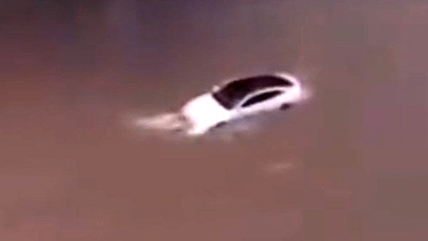 கப்பலையே தோற்கடிச்சிரும் போல! எல்லா காரும் ஸ்ட்ரக்காகி நிற்க ஒன்னு மட்டும் நிற்கவே இல்ல! என்ன காருங்க அது?