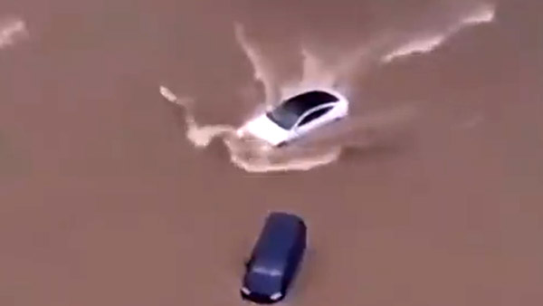 கப்பலையே தோற்கடிச்சிரும் போல! எல்லா காரும் ஸ்ட்ரக்காகி நிற்க ஒன்னு மட்டும் நிற்கவே இல்ல! என்ன காருங்க அது?