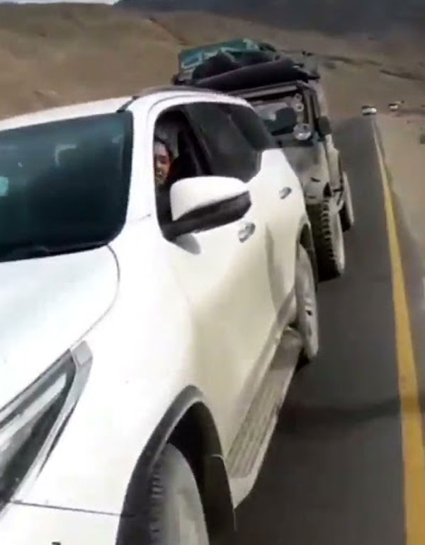 உங்கள் குப்பையை நீங்களே எடுத்து செல்லுங்கள்!! லடாக்கில் மோட்டார்சைக்கிள் ரைடர்களின் பாராட்டுக்குரிய செயல்!