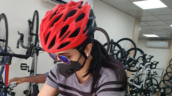 பெட்ரோல், டீசல் விலை கண்ண கட்டுது... பேசாம த்ரிஷா வழியை நாமலும் ஃபாலோ பண்ணீர வேண்டியதுதான்!