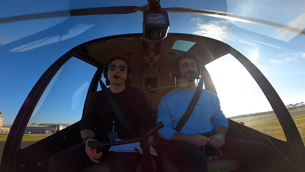 உபேர் டிரைவரை ஹெலிகாப்டரில் ரைடுக்கு அழைத்து சென்ற பயணி! யோகக்காரருங்க இந்த டிரைவர்! வீடியோ!