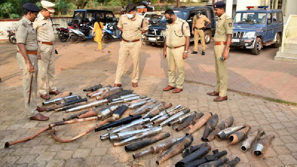 இதையெல்லாம் பொருத்தக்கூடாது என எத்தனை முறை கூறுவது? மாடிஃபை சைலன்ஸர்களை சாலையில் போட்டு அழித்த போலீஸார்!!