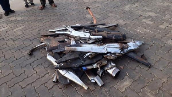 இதையெல்லாம் பொருத்தக்கூடாது என எத்தனை முறை கூறுவது? மாடிஃபை சைலன்ஸர்களை சாலையில் போட்டு அழித்த போலீஸார்!!