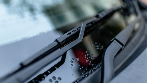 இவ்ளோ நாளா வெறும் ஸ்டிக்கர்னு நெனச்சுட்டு இருந்தோம்! காரின் பின் பக்க கண்ணாடியில் ஏன் கோடுகள் உள்ளன தெரியுமா?