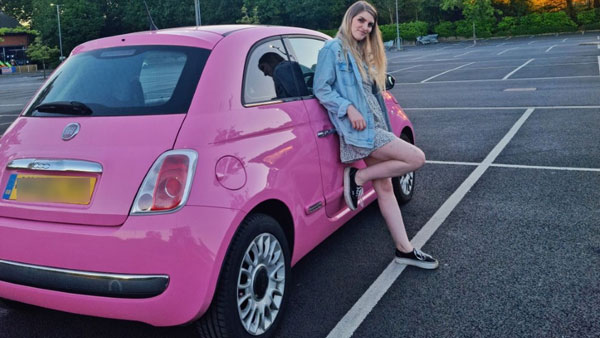 இத்தனூண்டு கார்ல வீட்டுக்கு இணையான வசதியா? இளம் பெண்ணின் கை வண்ணத்தால் உருவாகிய அழகிய மைக்ரோ கேம்பர் வாகனம்!