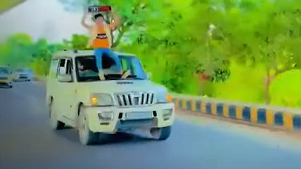 ஜாதி பெயரை தாங்கியவாறு கார் மேற்கூரையில் பயணித்த இளைஞர்கள்! அடுத்தமுற செய்ய தயங்குவாங்க! போலீஸ் செஞ்சது அப்படி!