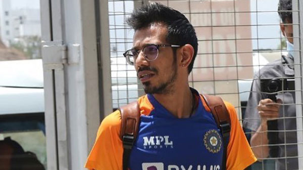 விலை உயர்ந்த சொகுசு காரை வாங்கிய பிரபல கிரிக்கெட் வீரர்... டெலிவரி எடுத்த மனைவி... யார்னு தெரியுமா?