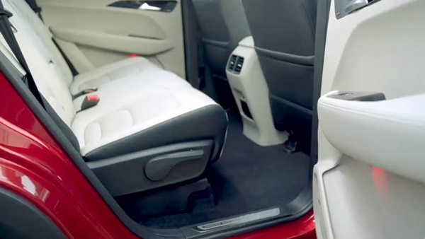 என்ன சொல்றீங்க Hector எஸ்யூவி-யிலும் மினி ரோபோ வசதியா?.. நாம சொல்றதை எல்லாம் கேட்கும்!!