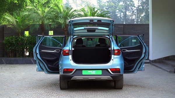 ZS எலெக்ட்ரிக் காரின் விலையை குறைக்க MG கையில் எடுத்த அஸ்திரம்... இனி எல்லாருக்கும் இந்த காரை வாங்க ஆசை வரும்!