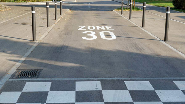 நல்லா லவ் பண்ணுங்க... ஸ்லோவா போங்க... இனி இந்த ஊரில் 30 கிலோ மீட்டர் வேகத்திற்கு மேல் வண்டி ஓட்ட கூடாது!