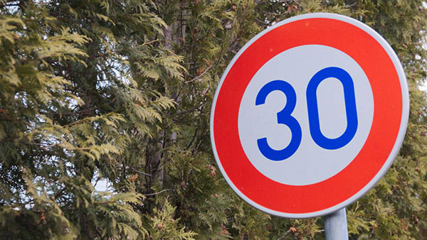 நல்லா லவ் பண்ணுங்க... ஸ்லோவா போங்க... இனி இந்த ஊரில் 30 கிலோ மீட்டர் வேகத்திற்கு மேல் வண்டி ஓட்ட கூடாது!