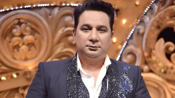 வாயை பிளந்து பார்க்கும் ரசிகர்கள்... மனைவிக்கு விசித்திரமான காரை பரிசளித்த பிரபல இயக்குனர்... யார்னு தெரியுமா?