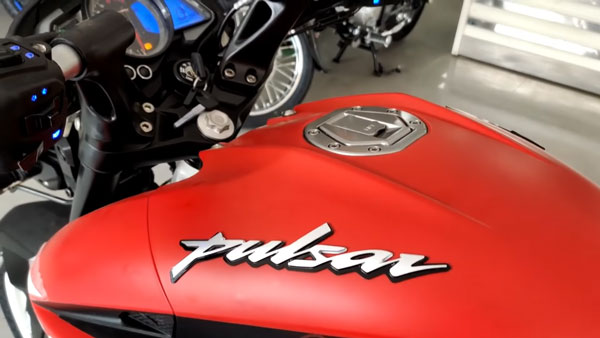 மீண்டும் கருப்பு நிறத்தில் Bajaj Pulsar RS200!! ஷோரூம்களுக்கு வந்தது!
