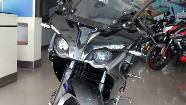 மீண்டும் கருப்பு நிறத்தில் Bajaj Pulsar RS200!! ஷோரூம்களுக்கு வந்தது!