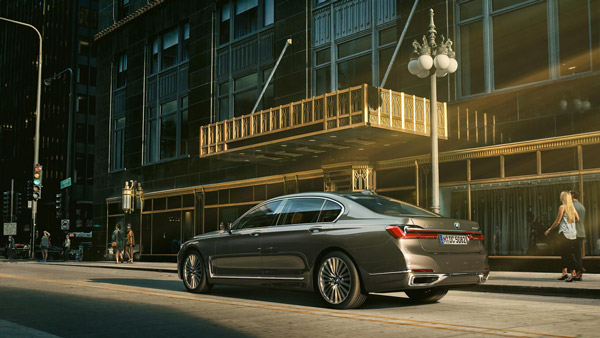 பிக்பாஸ் புகழ் ஷிவானி வாங்கிய மிக மிக விலையுயர்ந்த பிஎம்டபிள்யூ கார்... அதோட ரேட்டை மட்டுமே கேட்காதீங்க!!