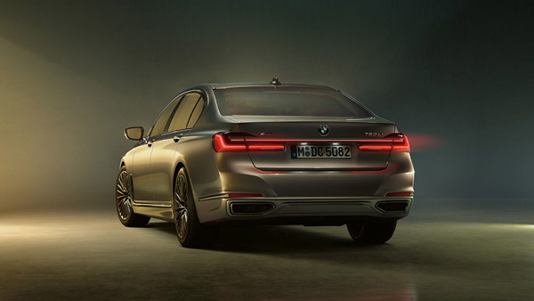 பிக்பாஸ் புகழ் ஷிவானி வாங்கிய மிக மிக விலையுயர்ந்த பிஎம்டபிள்யூ கார்... அதோட ரேட்டை மட்டுமே கேட்காதீங்க!!