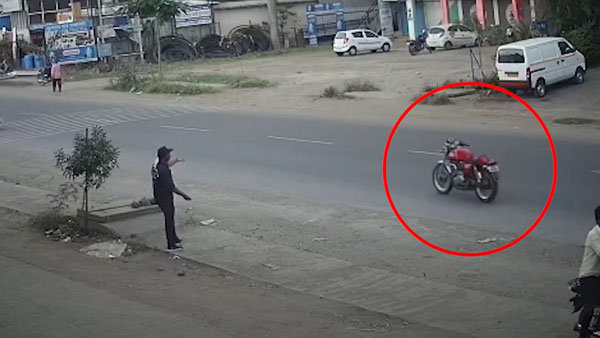 பேய் படங்களே தோற்றுவிடும்!! ஆளில்லாமல் இயங்கி கொண்டுவந்த என்பீல்டு பைக், ஷாக்கில் உறைந்து போன வாகன ஓட்டிகள்