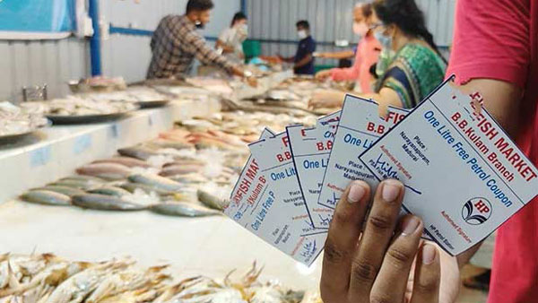 இது சூப்பரா இருக்கே... மதுரை மீன் கடையில் அதிரடி சலுகை... போட்டி போட்டு கொண்டு குவிந்த வாடிக்கையாளர்கள்!