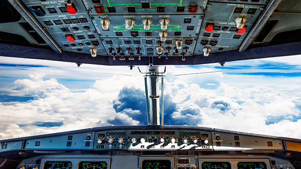 விமானத்தின் முன் பக்க கண்ணாடியில் 3 பந்துகள் இருக்கும்... ஏன் தெரியுமா? இந்த விஷயத்தை யாரும் சொல்ல மாட்டாங்க!