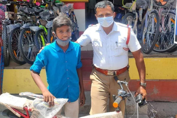 இன்ஸ்பெக்டர் செய்த நல்ல காரியம்... என்னனு தெரிஞ்சா இனிமேல் போலீஸ்காரங்களை தப்பா நினைக்கவே மாட்டீங்க!