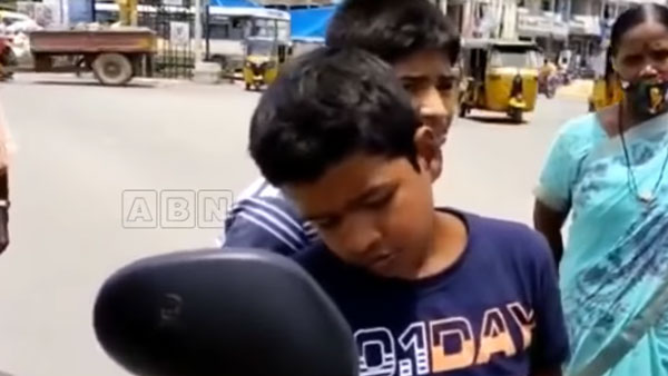 துளி கூட பயமில்லை, ஒரே ஒரு பதில் தான்... ஸ்கூட்டர் ஓட்டிவந்த சிறுவர்களை போலீஸாரே வழியனுப்பி வைத்தனர்!!