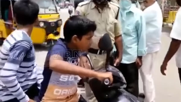 துளி கூட பயமில்லை, ஒரே ஒரு பதில் தான்... ஸ்கூட்டர் ஓட்டிவந்த சிறுவர்களை போலீஸாரே வழியனுப்பி வைத்தனர்!!