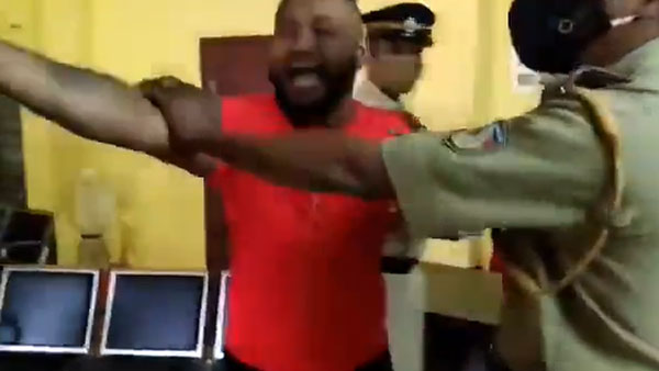 வாகனத்தை அழகாக மாற்றியதற்காக கம்பி எண்ணும் இளைஞர்கள்... எங்கு இந்த சம்பவம் நடந்துச்சு தெரிஞ்சா மிரண்டு போய்ருவீங்க!