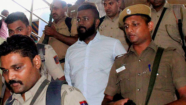 கொத்தாக ஒரே இடத்தில் 20 சொகுசு கார்களை தூக்கிய அமலாக்க துறை... ஒவ்வொரு காரின் விலையையும் கேட்டா தலையே சுத்துது!!