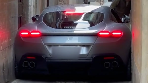 சந்துக்குள் சொருகிய 3.75 கோடி ரூபா கார்... தெரிஞ்சேதான் உள்ள கொண்டு போனராம்! வைரல் வீடியோவால் காண்டான சூப்பர் கார் பிரியர்கள்!!