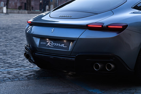 சந்துக்குள் சொருகிய 3.75 கோடி ரூபா கார்... தெரிஞ்சேதான் உள்ள கொண்டு போனராம்! வைரல் வீடியோவால் காண்டான சூப்பர் கார் பிரியர்கள்!!