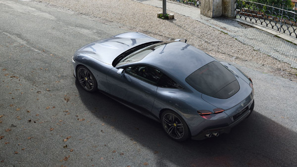 சந்துக்குள் சொருகிய 3.75 கோடி ரூபா கார்... தெரிஞ்சேதான் உள்ள கொண்டு போனராம்! வைரல் வீடியோவால் காண்டான சூப்பர் கார் பிரியர்கள்!!