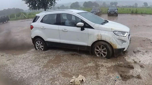 Front-Wheel-Drive எஸ்யூவி காரை ஏன் ஆஃப்-ரோட்டிற்கு எடுத்த செல்லக்கூடாது? இந்த வீடியோ தான் பதில்