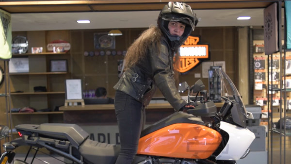 ஹார்லி-டேவிட்சன் பான் அமெரிக்கா பைக்கை முதல் ஆளாக டெலிவிரி பெற்ற பெண்!! யார்னு தெரியுமா இவங்க?