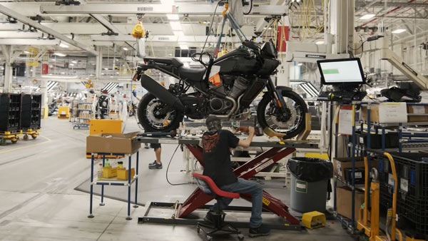 ஹார்லி-டேவிட்சன் பான் அமெரிக்கா பைக்கை முதல் ஆளாக டெலிவிரி பெற்ற பெண்!! யார்னு தெரியுமா இவங்க?