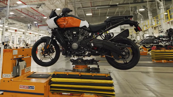 ஹார்லி-டேவிட்சன் பான் அமெரிக்கா பைக்கை முதல் ஆளாக டெலிவிரி பெற்ற பெண்!! யார்னு தெரியுமா இவங்க?