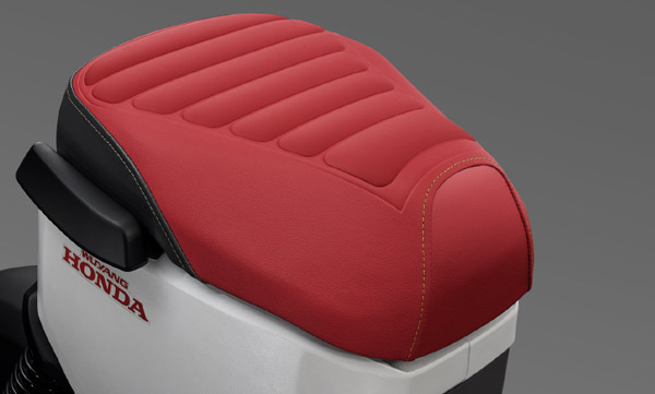 ஒருத்தர் மட்டுமே போக முடியும்... புதுமுக எலெக்ட்ரிக் ஸ்கூட்டரை உலகளவில் வெளியீடு செய்த ஹோண்டா! அட்டகாசமா இருக்கே!!