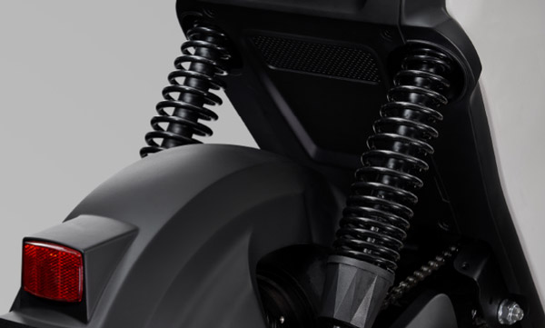 ஒருத்தர் மட்டுமே போக முடியும்... புதுமுக எலெக்ட்ரிக் ஸ்கூட்டரை உலகளவில் வெளியீடு செய்த ஹோண்டா! அட்டகாசமா இருக்கே!!