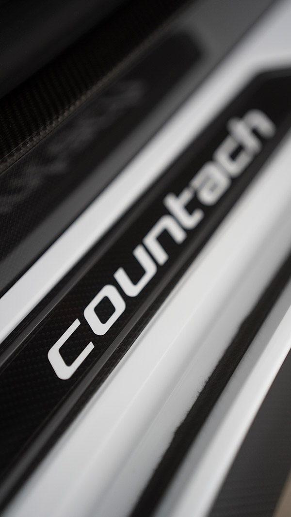 1970களில் இருந்த அதே கம்பீரத்துடன், மீண்டும் வந்தது லம்போர்கினி கவுண்டாச்!! 