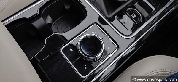 இவ்வளவு குறைவான விலைக்கு இப்படி ஒரு பிரீமியமான காரா? வியக்க வைக்கும் மஹிந்திரா எக்ஸ்யூவி700... ரிவியூ!