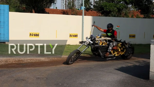 ஒர்க்ஷாப்பில் நிறுத்தி இருந்த உலகின் நீளமான பைக்கை பைக்கை தூக்கிய ஆர்டிஓ அதிகாரிகள்... இதெல்லாம் நியாயமே இல்ல!