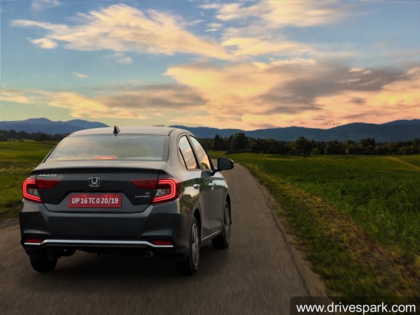 Tata Tigor தொடங்கி மொத்தம் மூன்று கார்களுக்கு போட்டி... 2021 Honda Amaze காரின் முழு ரிவியூ தகவல்...