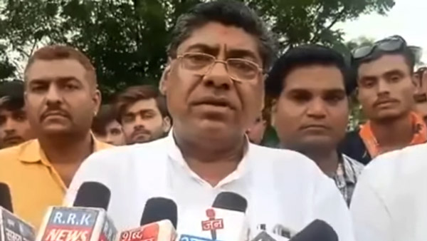 கம்மியான ரேட்டுக்கு பெட்ரோல் வேணும்னா இதை பண்ணுங்க... பாஜக தலைவரின் ஐடியாவை கேட்டு கடுப்பான மக்கள்!