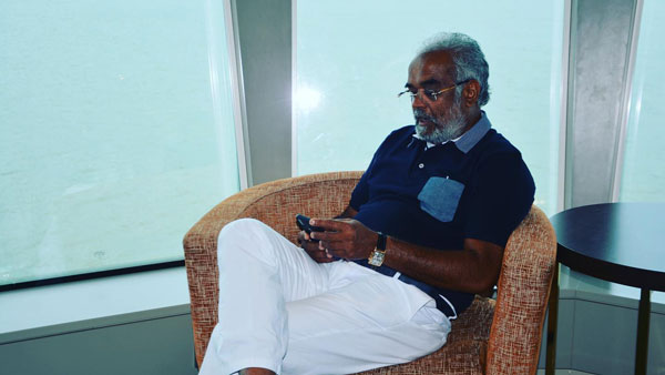 எப்படியாவது பதக்கதை வெல்லுங்கள்!! இந்திய மகளிர் ஹாக்கி அணியினருக்கு பரிசாக கார், வைர வியாபாரி அறிவித்தார்