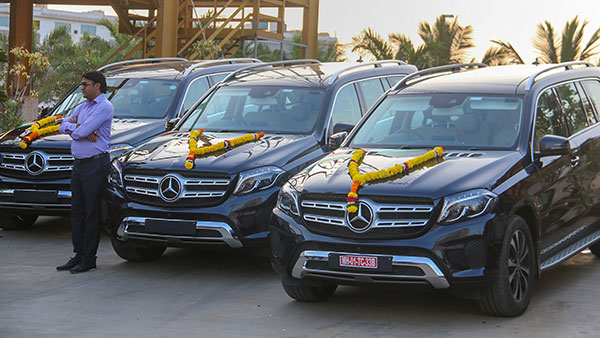 எப்படியாவது பதக்கதை வெல்லுங்கள்!! இந்திய மகளிர் ஹாக்கி அணியினருக்கு பரிசாக கார், வைர வியாபாரி அறிவித்தார்