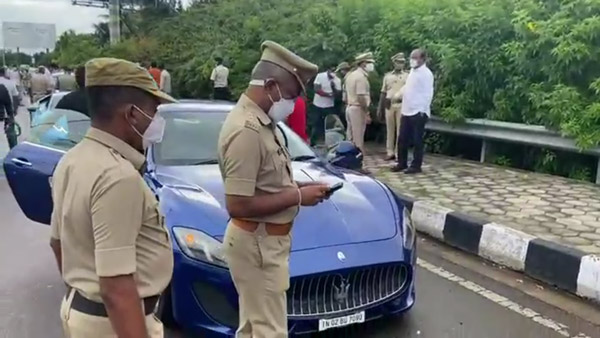 சொகுசு கார்களில் சுதந்திர தின கொண்டாட்டமா? ஓனர்களை சுற்றி வளைத்து பிடித்த ஹைதராபாத் போலீஸ்