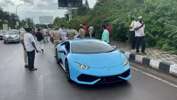 சொகுசு கார்களில் சுதந்திர தின கொண்டாட்டமா? ஓனர்களை சுற்றி வளைத்து பிடித்த ஹைதராபாத் போலீஸ்